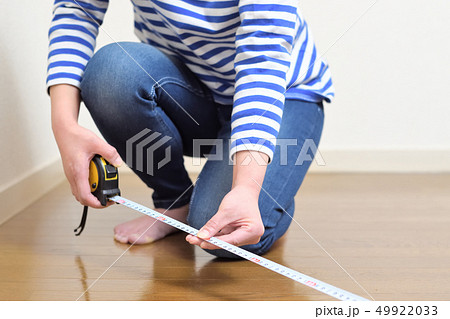 DIY 部屋の広さを測る女性 DIY 部屋の広さを測る女性 49922033