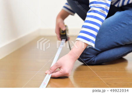 DIY 部屋の広さを測る女性 DIY 部屋の広さを測る女性 49922034