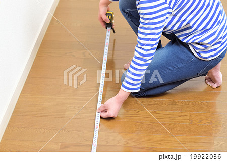 DIY 部屋の広さを測る女性 DIY 部屋の広さを測る女性 49922036
