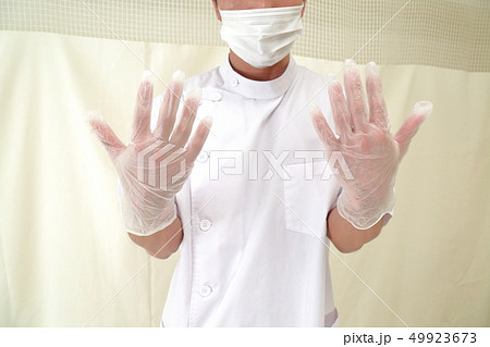 手袋をはめている看護師 49923673