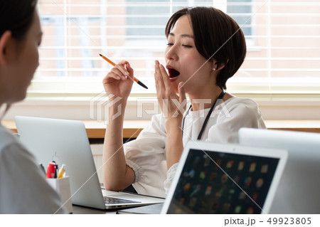 ビジネス　女性　眠気 49923805