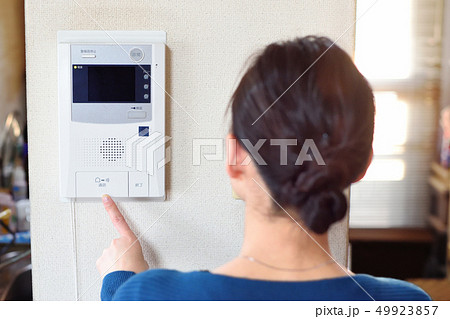 インターホン 女性 インターホン 女性 49923857