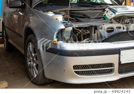 the mechanic sets the spotlight on car 49924245