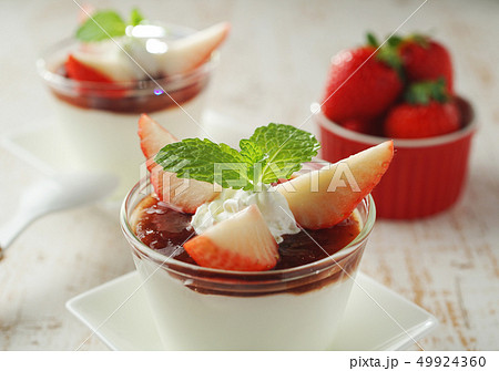 苺ヨーグルトのパフェ 49924360