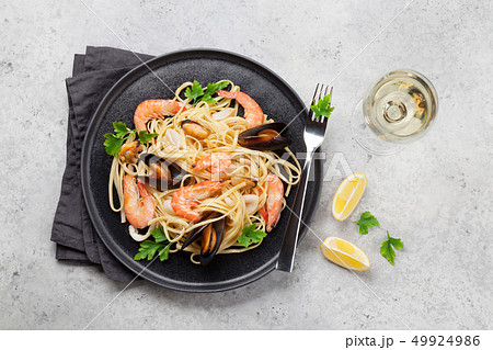 Spaghetti seafood pasta with clams and prawns 49924986