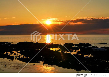 流氷残るオホーツク海　夕日　斜里町ウトロ 49930090