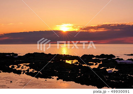 流氷残るオホーツク海　夕日　斜里町ウトロ 49930091