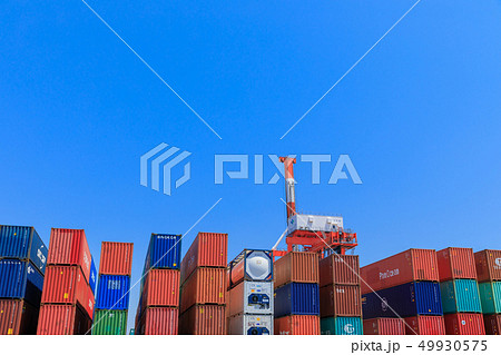 積み置かれる国際海上貨物用コンテナ 49930575