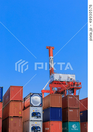 積み置かれる国際海上貨物用コンテナ 49930576