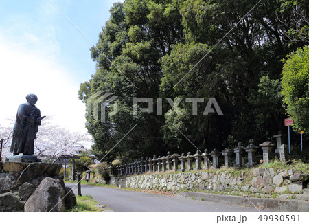 金毘羅五街道の一つ伊予土佐街道の「牛屋口」（石灯籠と龍馬像） 49930591