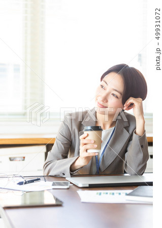 ビジネスウーマン　携帯電話　休憩　イメージ 49931072
