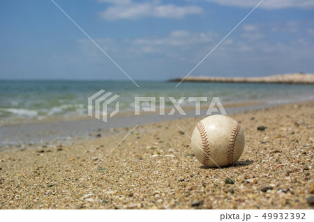 春の海に佇むボールの写真素材