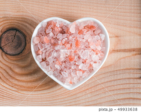 Himalayan pink salt in crystals 49933638