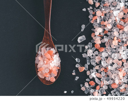 Himalayan pink salt in crystals 49934220