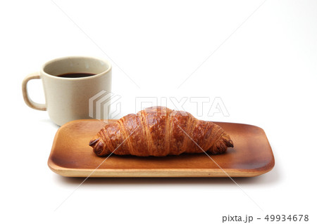 クロワッサン フランスのパン ホットコーヒー 白背景 49934678