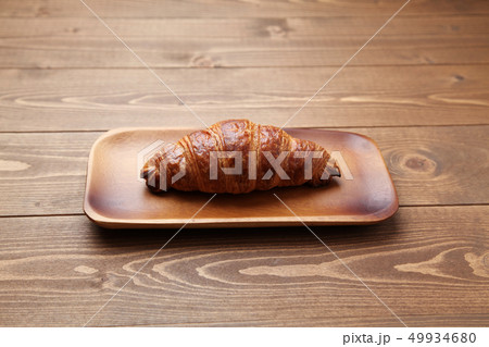 クロワッサン フランスのパン テーブル 49934680