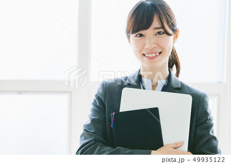 働いている若い女性　新入社員 49935122