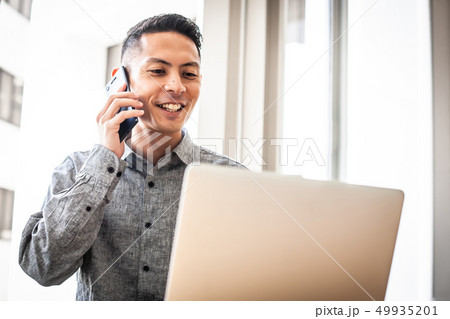 スマートフォン　若い男性 49935201