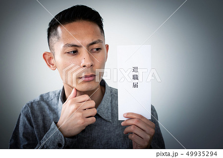 退職届を持つ男性 49935294