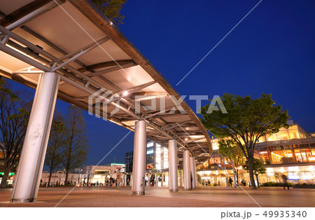 日本の横浜都市景観 地下鉄 センター南駅などを望む(夜景) 日本の横浜都市景観 地下鉄 センター南駅などを望む(夜景) 49935340