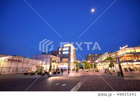 日本の横浜都市景観 地下鉄 センター南駅などを望む(夜景) 日本の横浜都市景観 地下鉄 センター南駅などを望む(夜景) 49935341