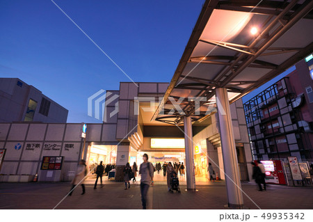 日本の横浜都市景観　地下鉄　センター南駅などを望む（夜景） 49935342