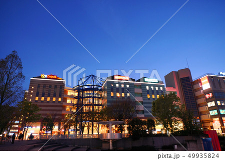 日本の横浜都市景観 センター南駅前の港北TOKYU S.C.などを望む (夜景) 日本の横浜都市景観 センター南駅前の港北TOKYU S.C.などを望む (夜景) 49935824