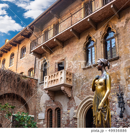 Bronze statue of Juliet and the balcony, Verona 49936886