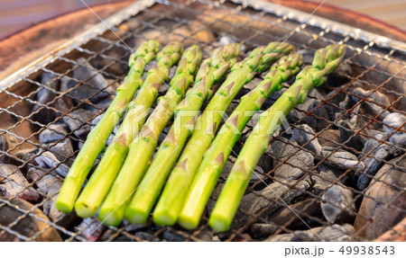 アスパラガスの炭焼き(炭焼き・網焼き・七輪・一人・宅飲み・バーベキュー・BBQ・焼肉・牛肉 アスパラガスの炭焼き(炭焼き・網焼き・七輪・一人・宅飲み・バーベキュー・BBQ・焼肉・牛肉 49938543