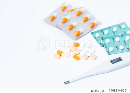 薬と体温計 49939497