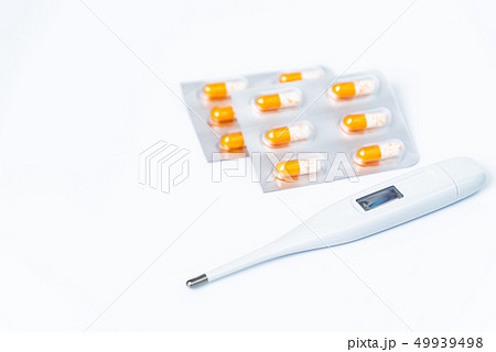 薬と体温計 49939498