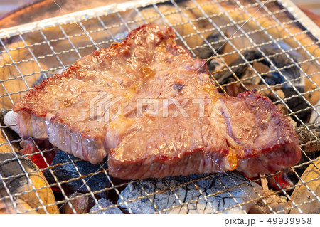ステーキの網焼き(炭焼き・網焼き・七輪・一人・宅飲み・バーベキュー・BBQ・焼肉・牛肉 ステーキの網焼き(炭焼き・網焼き・七輪・一人・宅飲み・バーベキュー・BBQ・焼肉・牛肉 49939968
