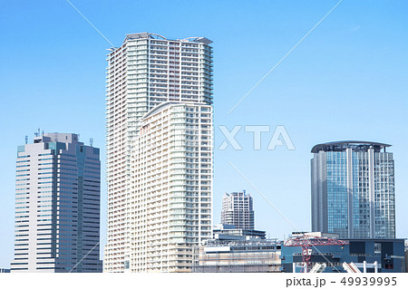 タワーマンションとオフィスビルのある都市風景 タワーマンションとオフィスビルのある都市風景 49939995