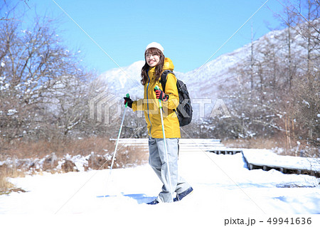冬のレジャーを楽しむ女性 冬のレジャーを楽しむ女性 49941636