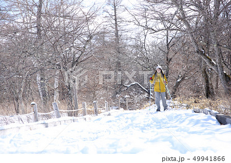 冬のレジャーを楽しむ女性 冬のレジャーを楽しむ女性 49941866
