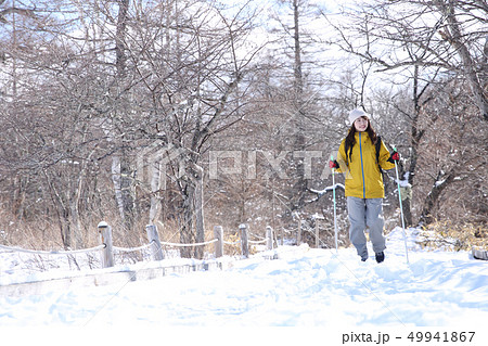 冬のレジャーを楽しむ女性 49941867