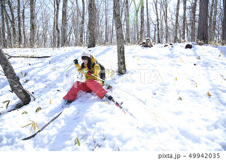 冬のレジャーを楽しむ女性 49942035