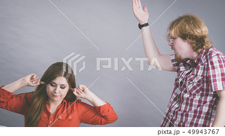 Man and woman having fight 49943767