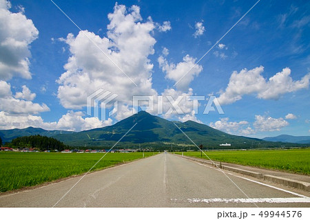 磐梯山へ続く道（福島県・猪苗代町） 49944576