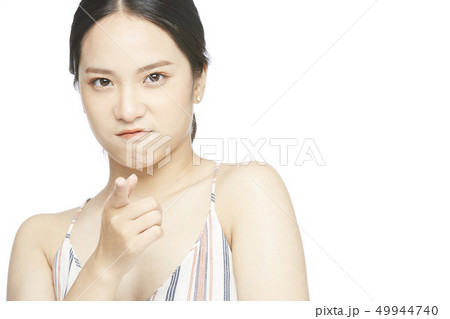 女性　ポートレート　表情 49944740