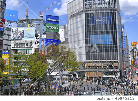 日本の東京都市景観 　新元号「令和」（れいわ）を伝える速報・渋谷のスクランブル交差点などを望む 49945215