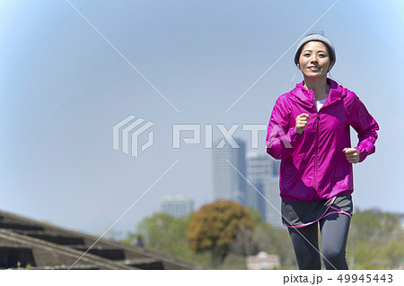 女性　ランニング 49945443
