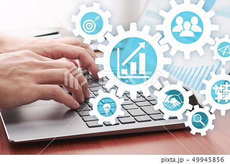 ビジネスマネジメントのイメージ。分析と運営。ノートパソコンを使う男性。 49945856