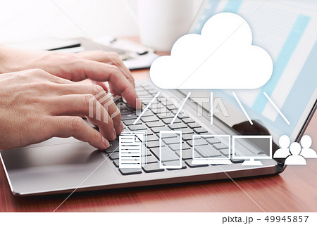 クラウドでデータを共有する。ノートパソコンを使用する男性。 49945857