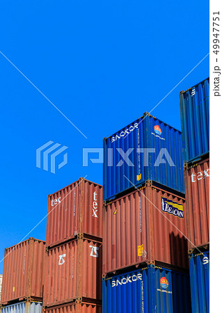 積み置かれる国際海上貨物用コンテナ 49947751
