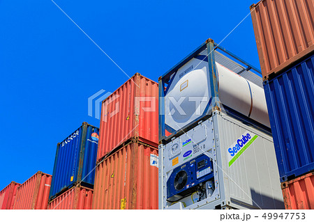 積み置かれる国際海上貨物用コンテナ 積み置かれる国際海上貨物用コンテナ 49947753