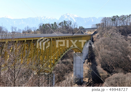 山梨県北斗市の八ヶ岳高原大橋から甲斐駒ヶ岳を臨む 49948727