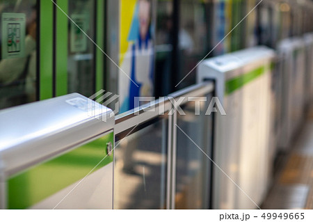 電車　混雑　通勤　ラッシュ　早朝　残業　女性　痴漢　犯罪　列　在宅　非常停止　ボタン 49949665