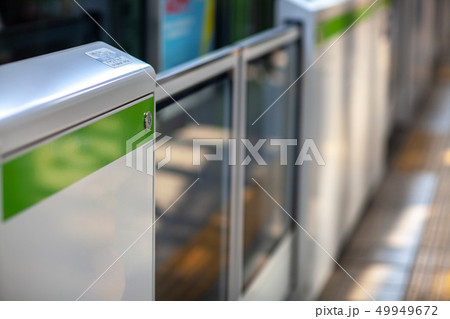 電車　混雑　通勤　ラッシュ　早朝　残業　女性　痴漢　犯罪　列　在宅　非常停止　ボタン 49949672
