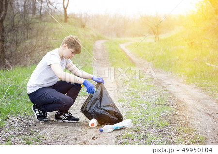 The guy in the white T-shirt collects trash The guy in the white T-shirt collects trash 49950104